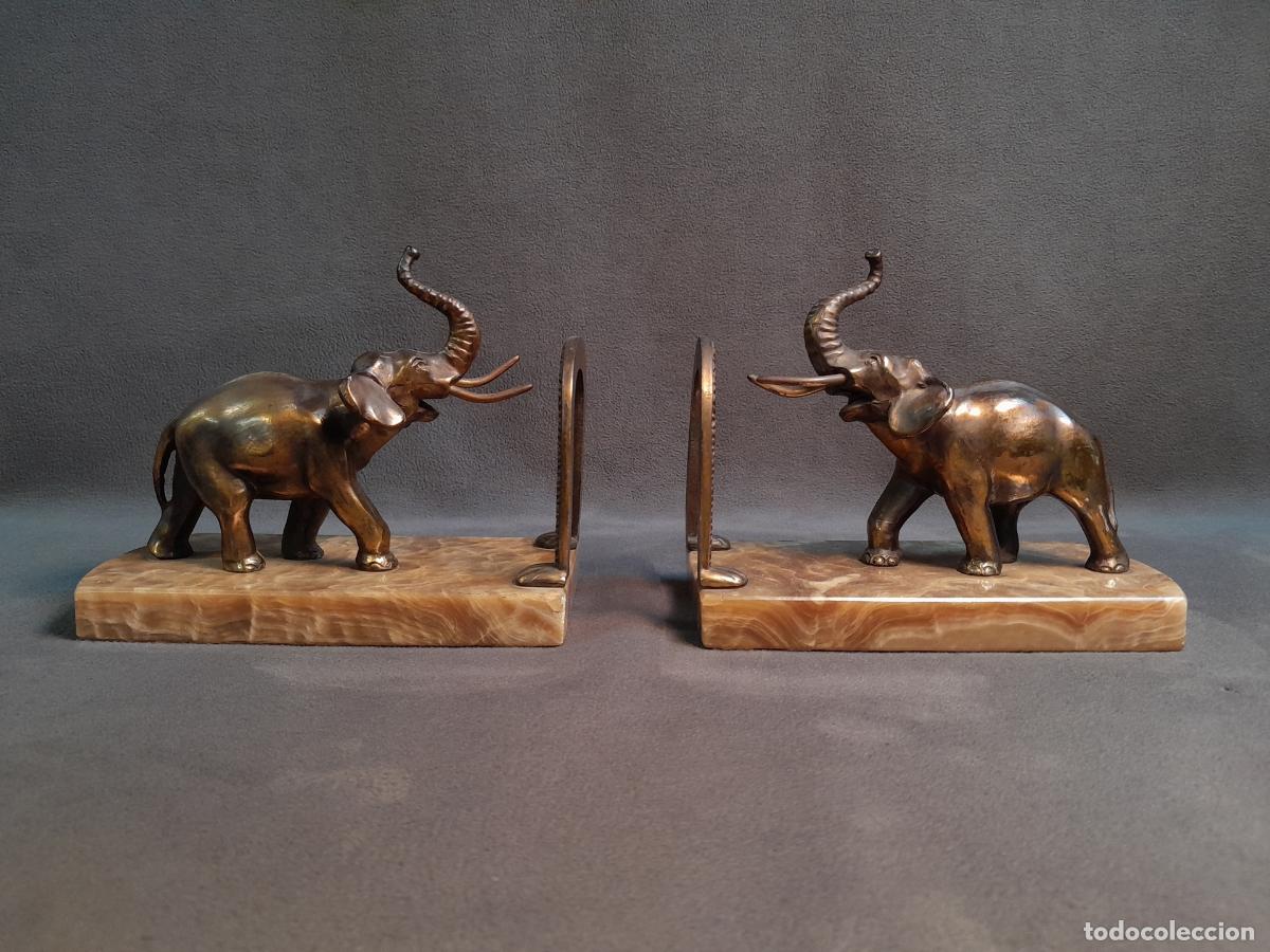 Antig&uuml;edades: PAREJA DE SUJETA LIBROS CON FIGURAS DE ELEFANTES DE METAL CON BASE DE MARMOL.ART D&Eacute;CO. CA 1930.
