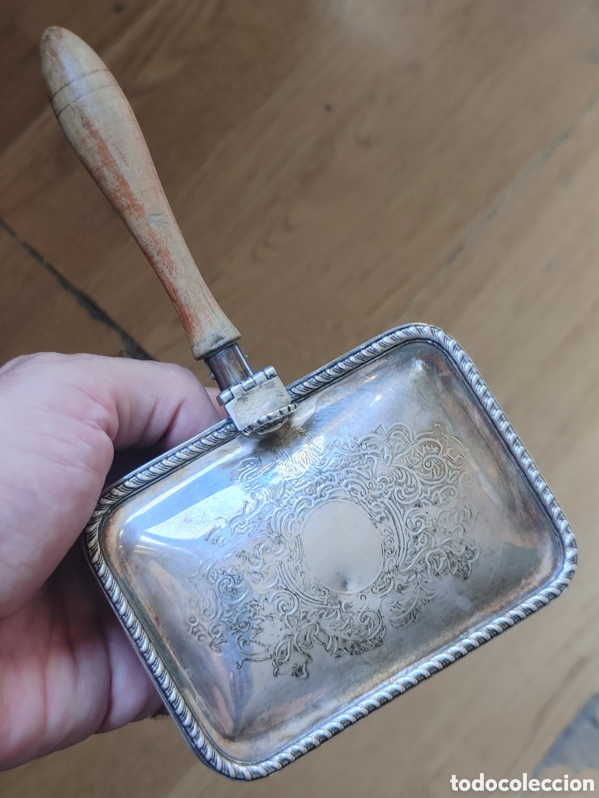 Antig&uuml;edades: Recoge migas en plata punzonada.