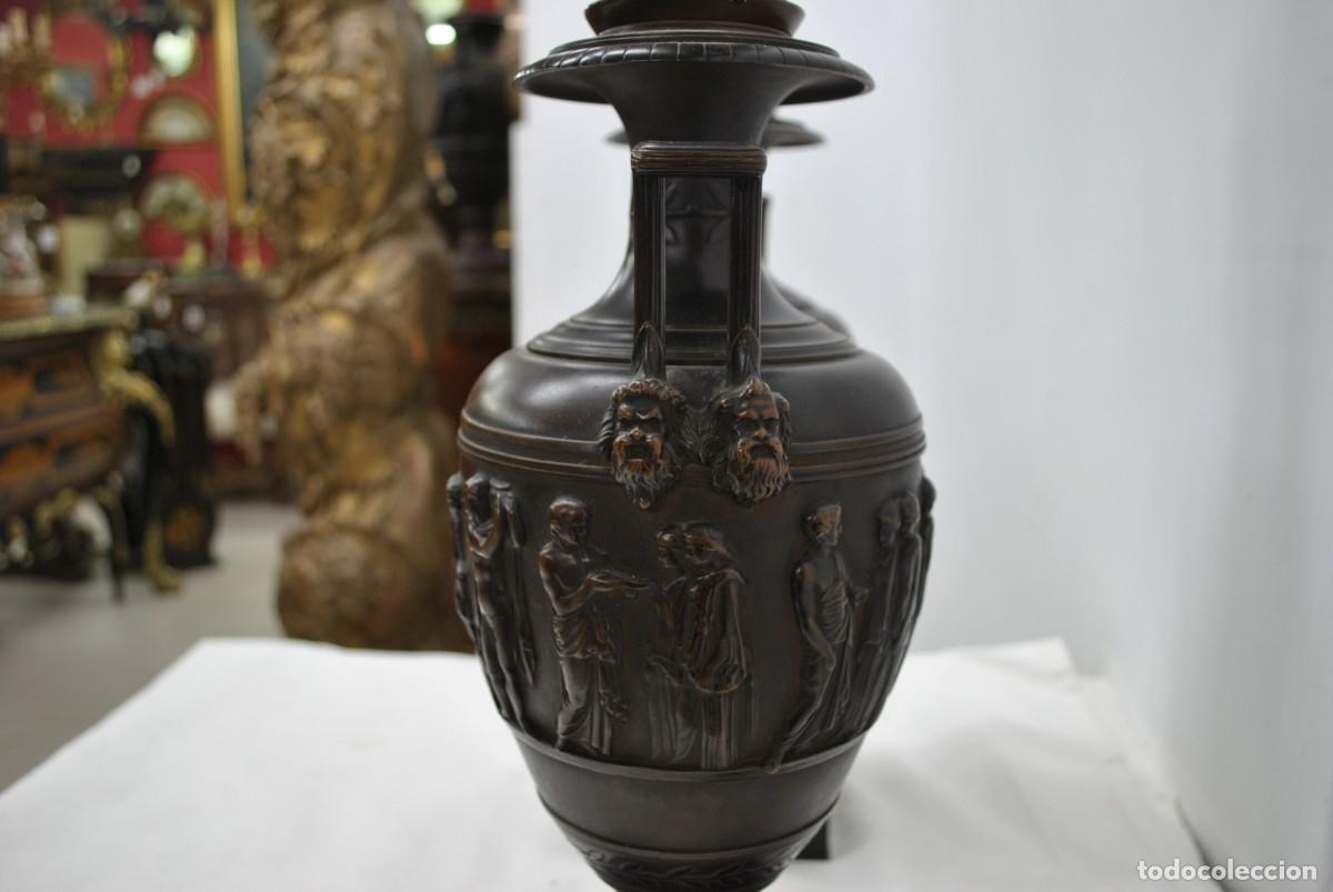 Antig&uuml;edades: Pareja de jarrones o quinqu&eacute;s figuras mitol&oacute;gicas - Foto 8
