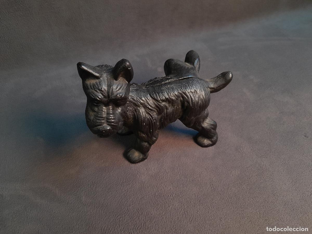 Antiguidades: SUJETAPUERTAS DE HIERRO FUNDIDO PERRO TERRIER PATA LEVANTADA ORINANDO. SIGLO XX