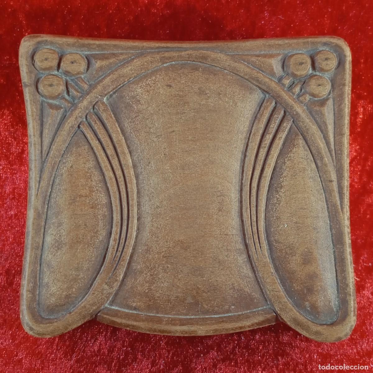 Antig&uuml;edades: PRECIOSA CAJA DE MADERA - TALLADA A MANO - CIERRE METALICO - 100 X 90 X 40 MM / 4375