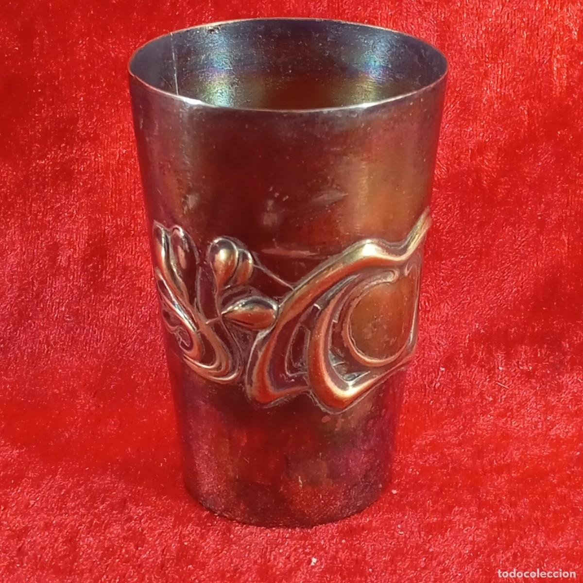 Antig&uuml;edades: ANTIGUO VASO - METAL PLATEADO - ESTILO ART NOUVEAU - MOTIVOS FLORALES EN RELIEVE - 85 MM ALTO / 4376