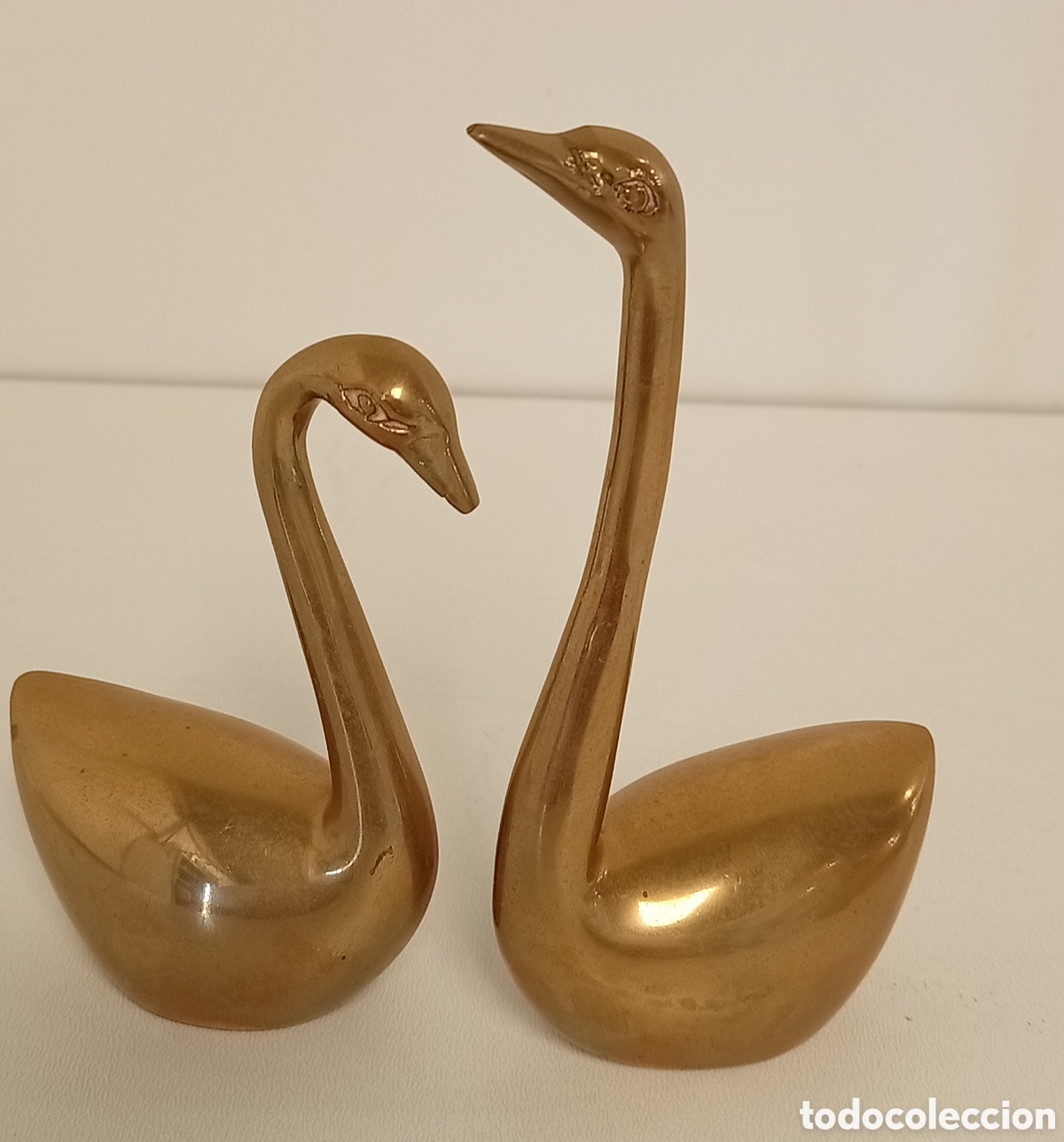 Antig&uuml;edades: PAREJA DE CISNES DECORATIVOS DE LATON MACIZO