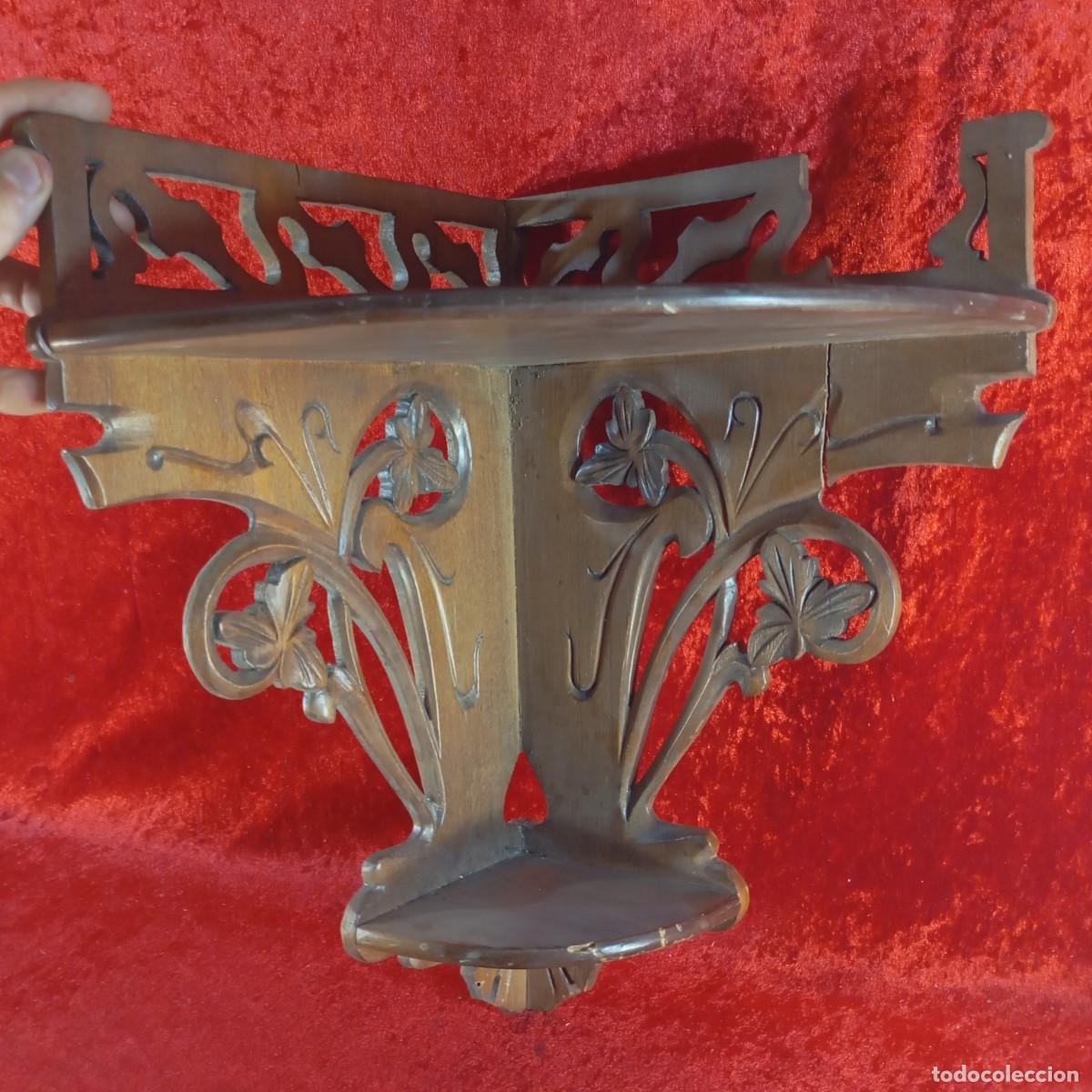Antig&uuml;edades: ESTANTE ESQUINERO DE MADERA - TALLAS ART&Iacute;STICAS CON MOTIVOS FLORALES - 385 X 250 X 250 MM / 4382