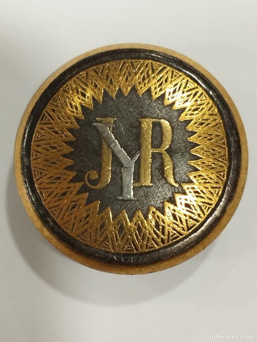 Antig&uuml;edades: INSIGNIA DE METAL CON INICIALES (S. xix)