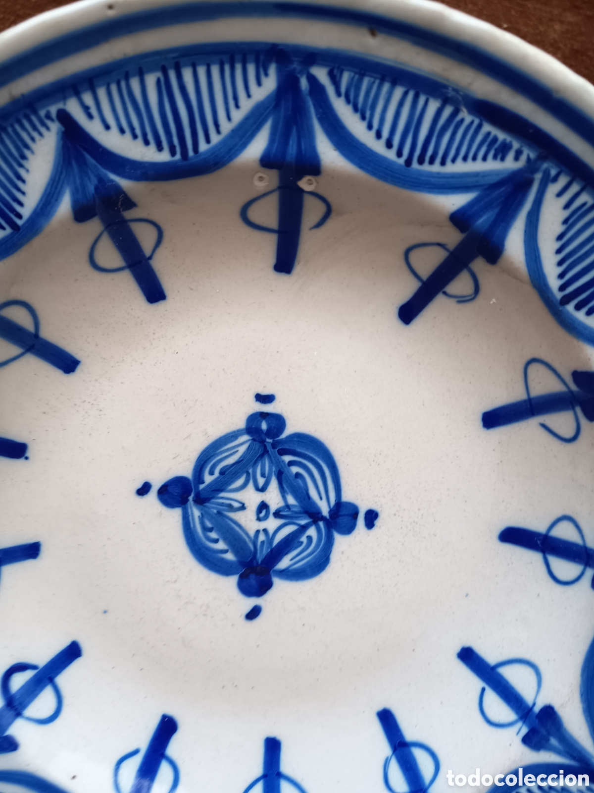 Antig&uuml;edades: Plato Manises decoraci&oacute;n azul con flechas - Foto 2