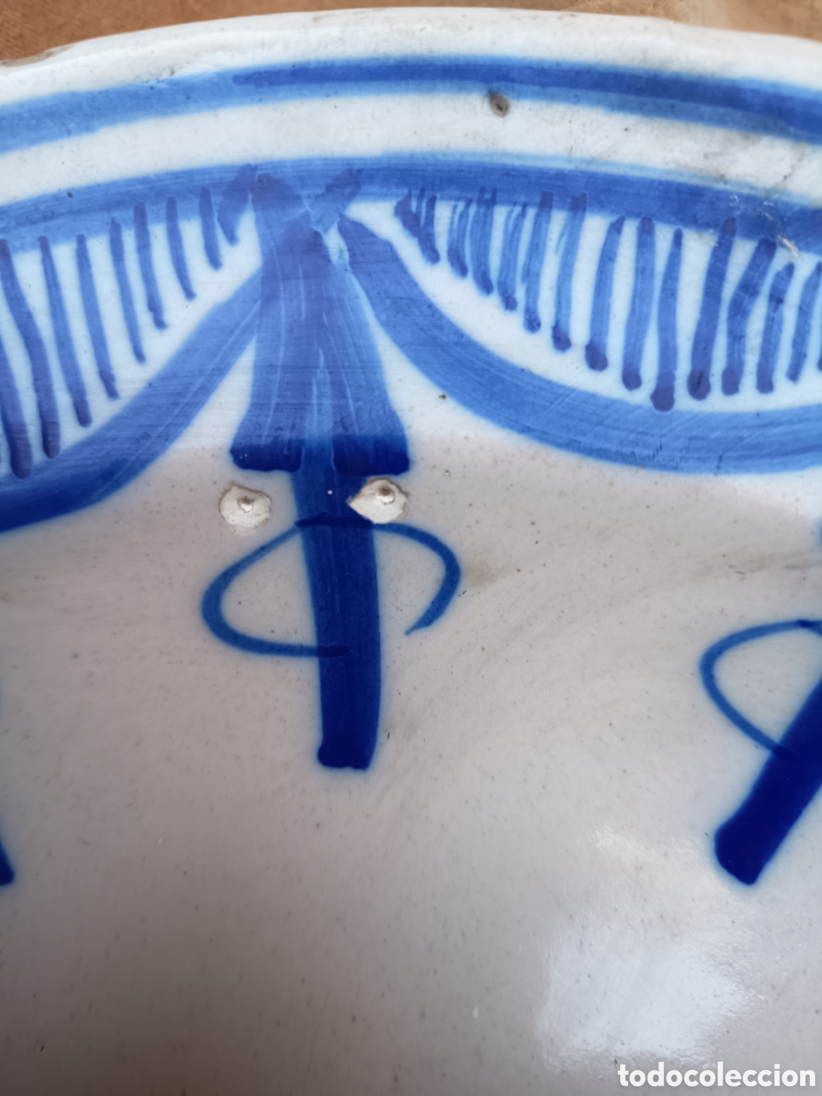 Antig&uuml;edades: Plato Manises decoraci&oacute;n azul con flechas - Foto 3