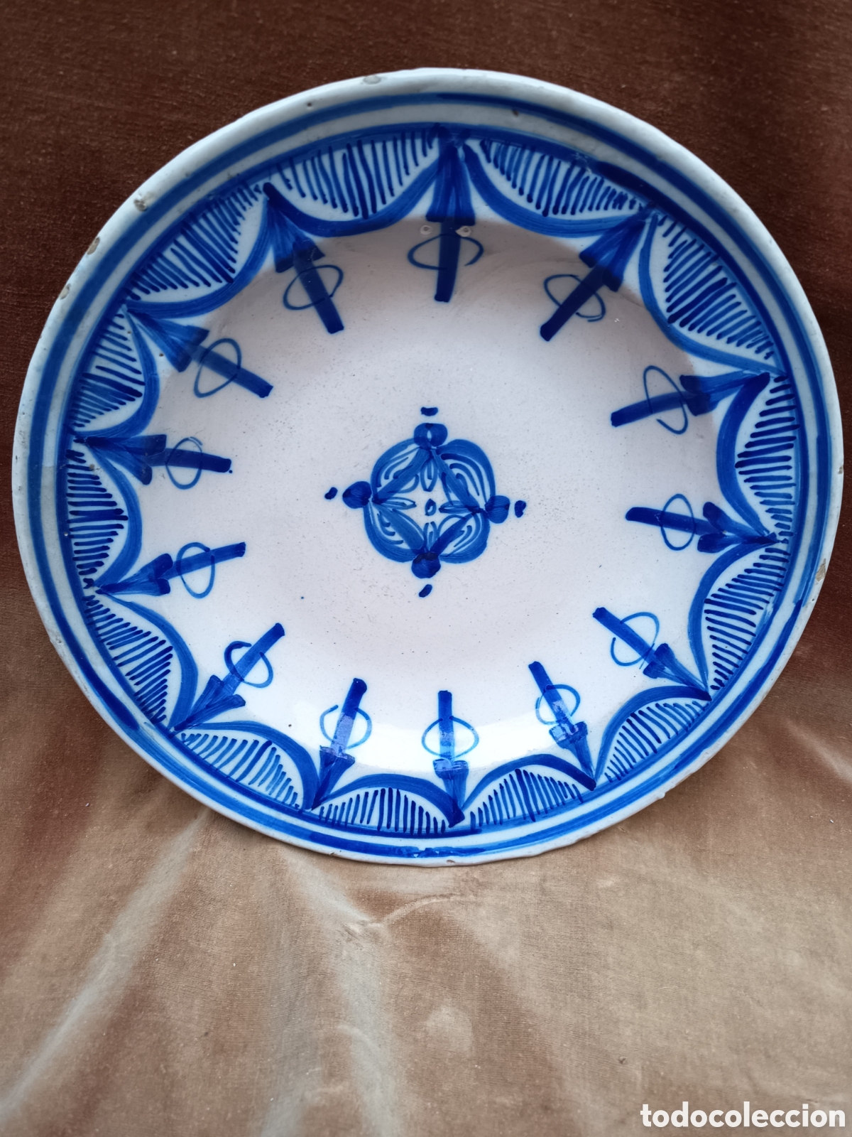 Antig&uuml;edades: Plato Manises decoraci&oacute;n azul con flechas