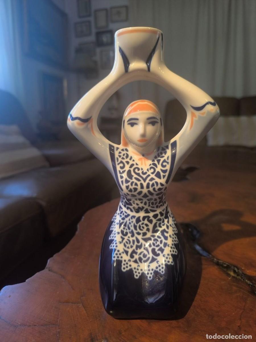 Antiquit&eacute;s: FIGURA DE MUJER EN OFRENDA AL VINO. PORCELANA DE SARGADELOS SIGLO XX 24,5 CM IMPECABLE