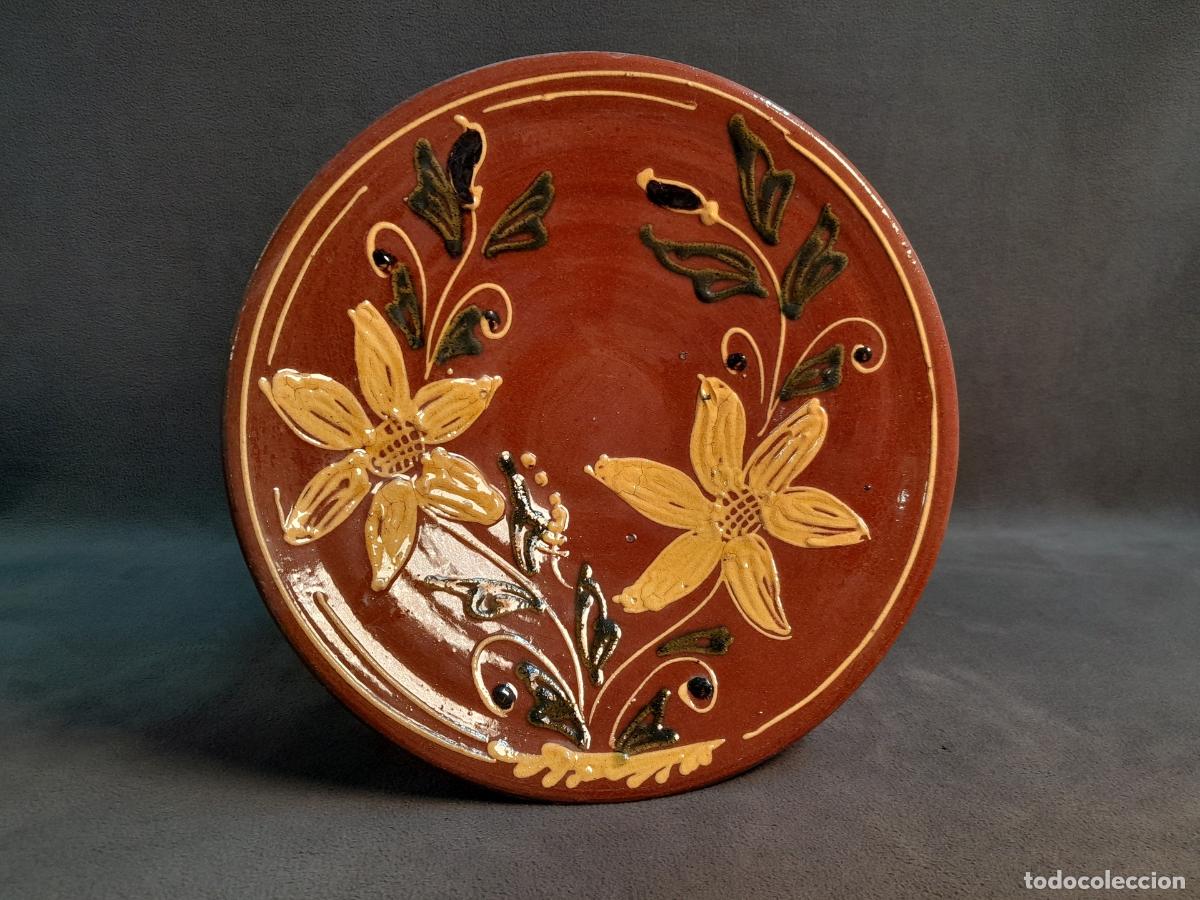 Antig&uuml;edades: PLATO DE CER&Aacute;MICA ESMALTADA CON MOTIVOS FLORALES. SIGLO XX.