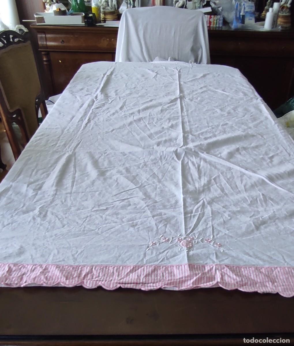 Antig&uuml;edades: ANTIGUA SABANA BORDADA BLANCO Y ROSA- MEDIDAS 204 X 150