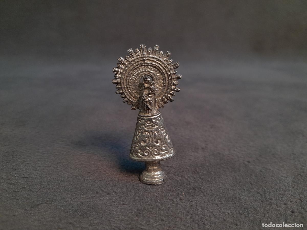 Antig&uuml;edades: PEQUE&Ntilde;A FIGURA RELIGIOSA DE LA VIRGEN DEL PILAR. EN METAL. PRINCIPIOS S. XX.