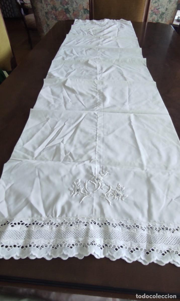 Antig&uuml;edades: ANTIGUA Y PRECIOSA FUNDA DE ALMOHADA BORDADA CON ENCAJE. MEDIDAS 180 X 45