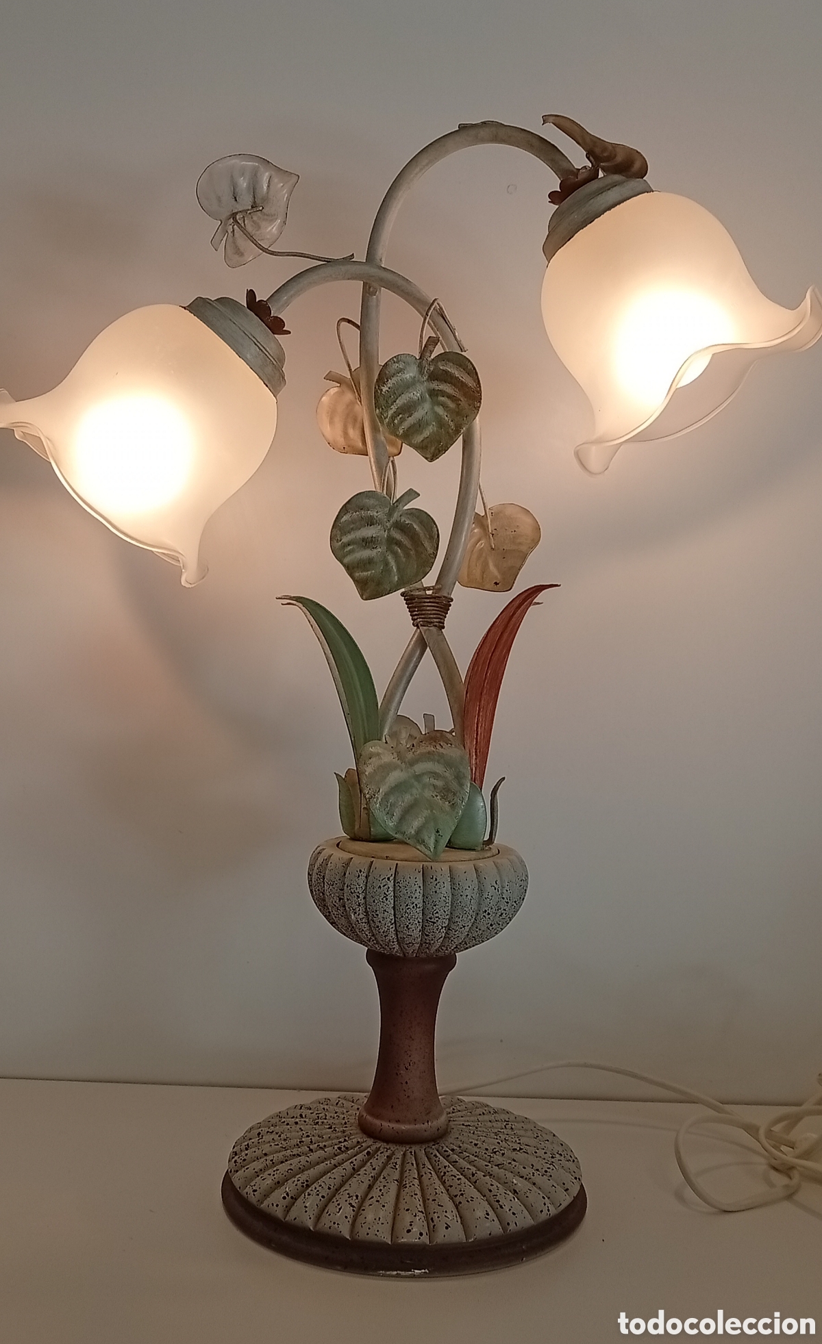 Antig&uuml;edades: L&Aacute;MPARA DE MESA VINTAGE CON DISE&Ntilde;OS FLORALES