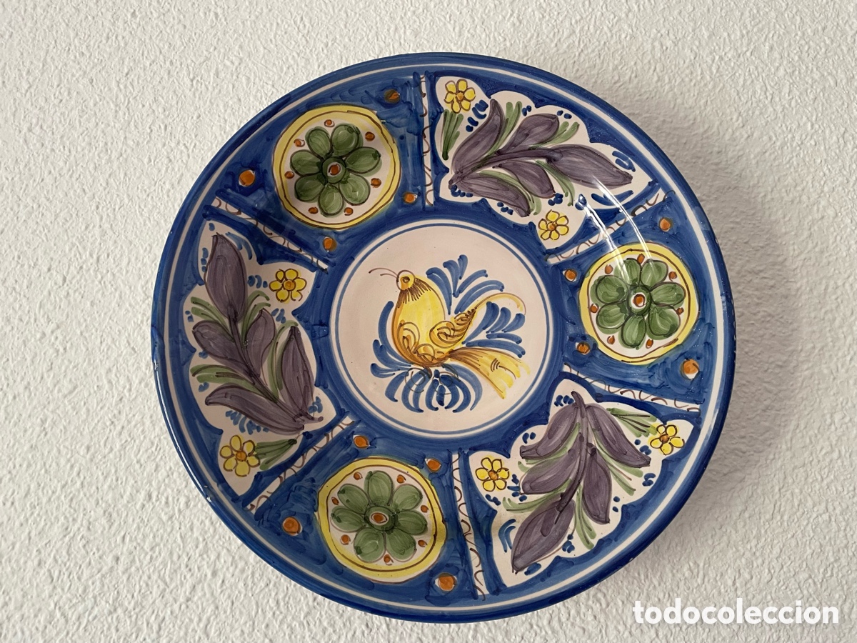 Antig&uuml;edades: Plato cer&aacute;mica popular espa&ntilde;ola pol&iacute;croma p&aacute;jaro y tulipanes, s. XIX, 31,5 cm