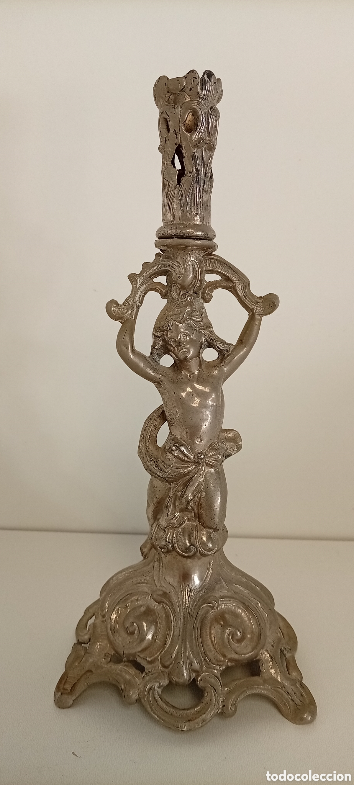 Antiques: PORTAVELAS DECORATIVO DE LAT&Oacute;N FIGURA DE NI&Ntilde;O