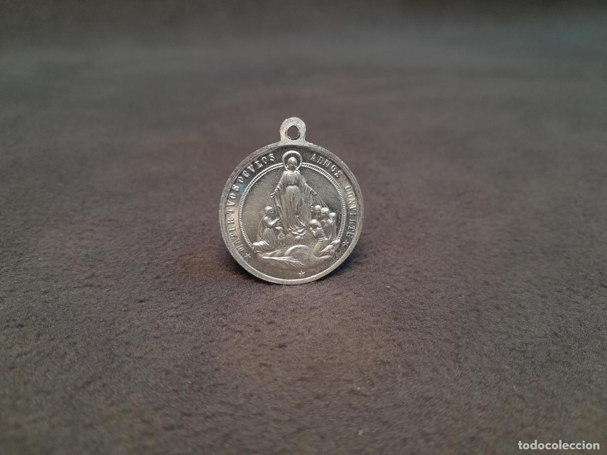 Antiques: J-4443. CHARM DEVOCIONAL MARIANA CON REPRESENTACI&Oacute;N DE LA VIRGEN Y LA SODALITAS. SIGLO XX.