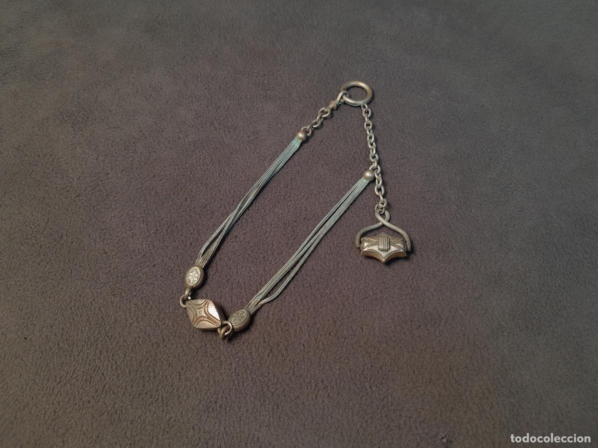 Antig&uuml;edades: J-4442. LEONTINA DE PLATA CON CADENA DOBLE Y LLAVE DE RELOJ. SIGLO XIX.