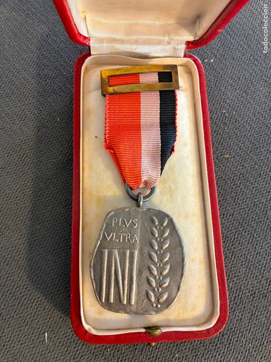 Antig&uuml;edades: antigua medalla condecorativa instituto nacional de industria Plus Ultra cinta y caja
