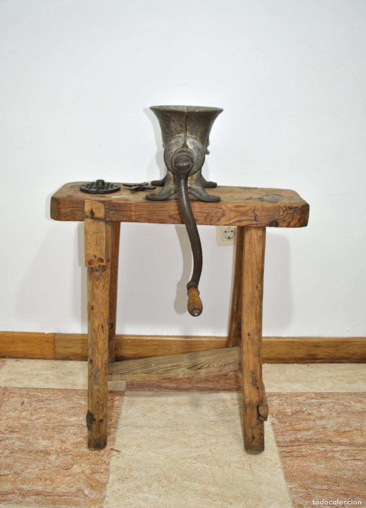 Antig&uuml;edades: Antigua mesa con picadora de carne de hierro n&ordm; 32
