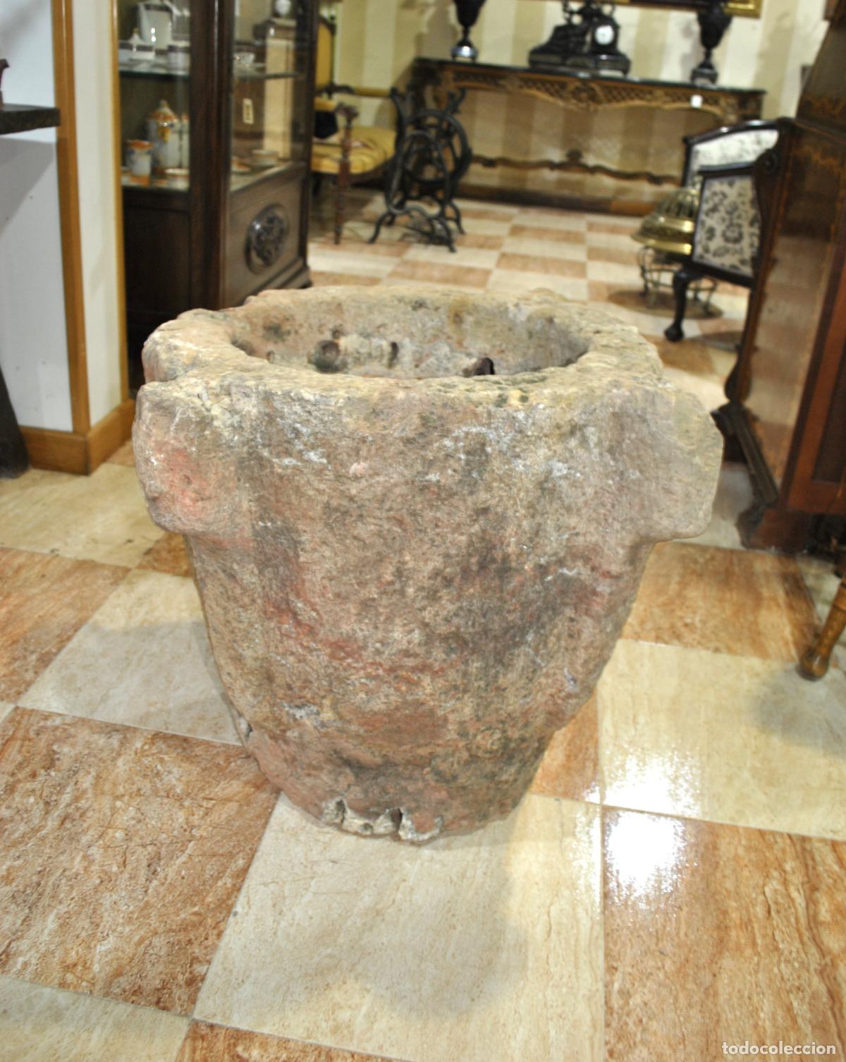Antig&uuml;edades: Gran mortero antiguo de piedra tallada