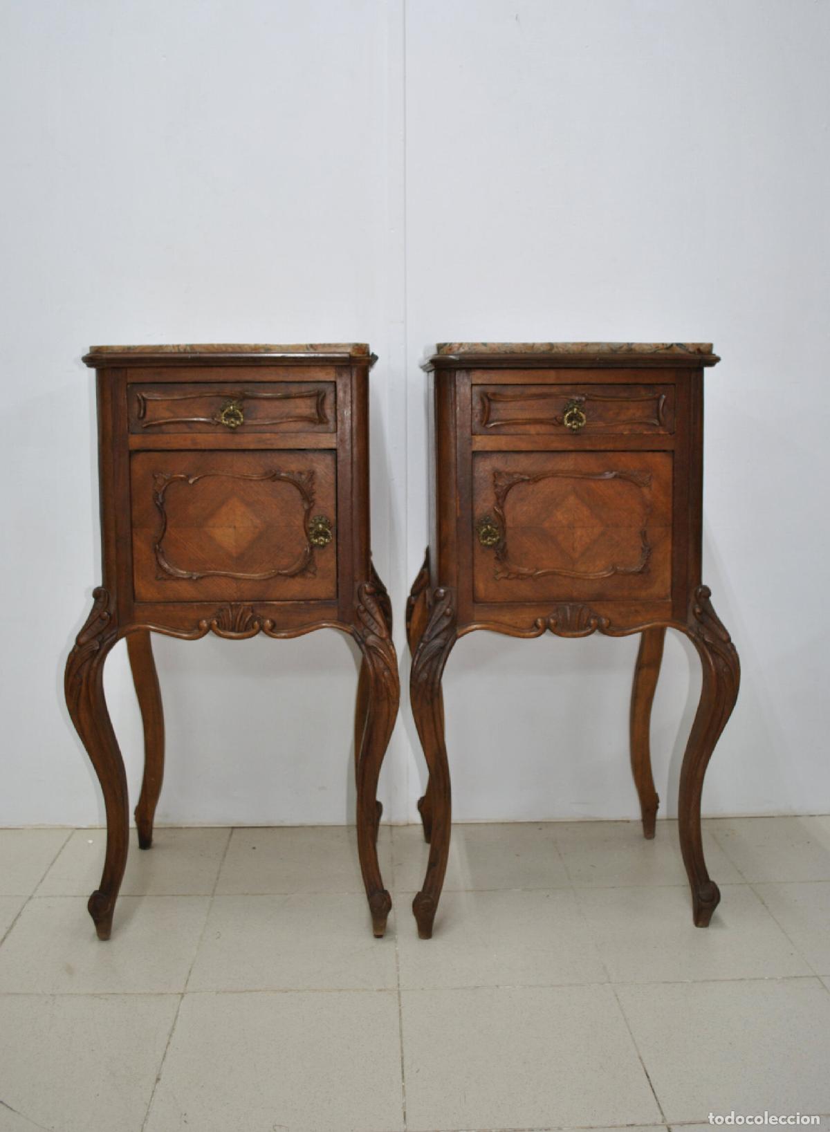 Antig&uuml;edades: Pareja de mesitas Luis XV madera nogal