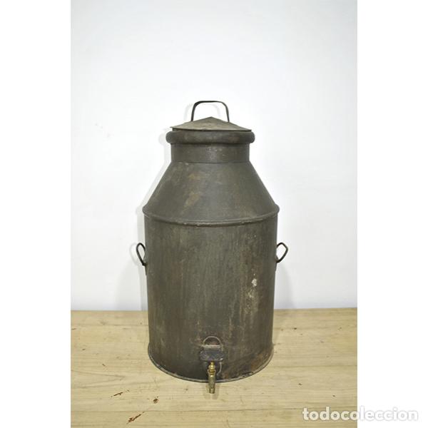 Antig&uuml;edades: Lechera antigua met&aacute;lica con grifo original