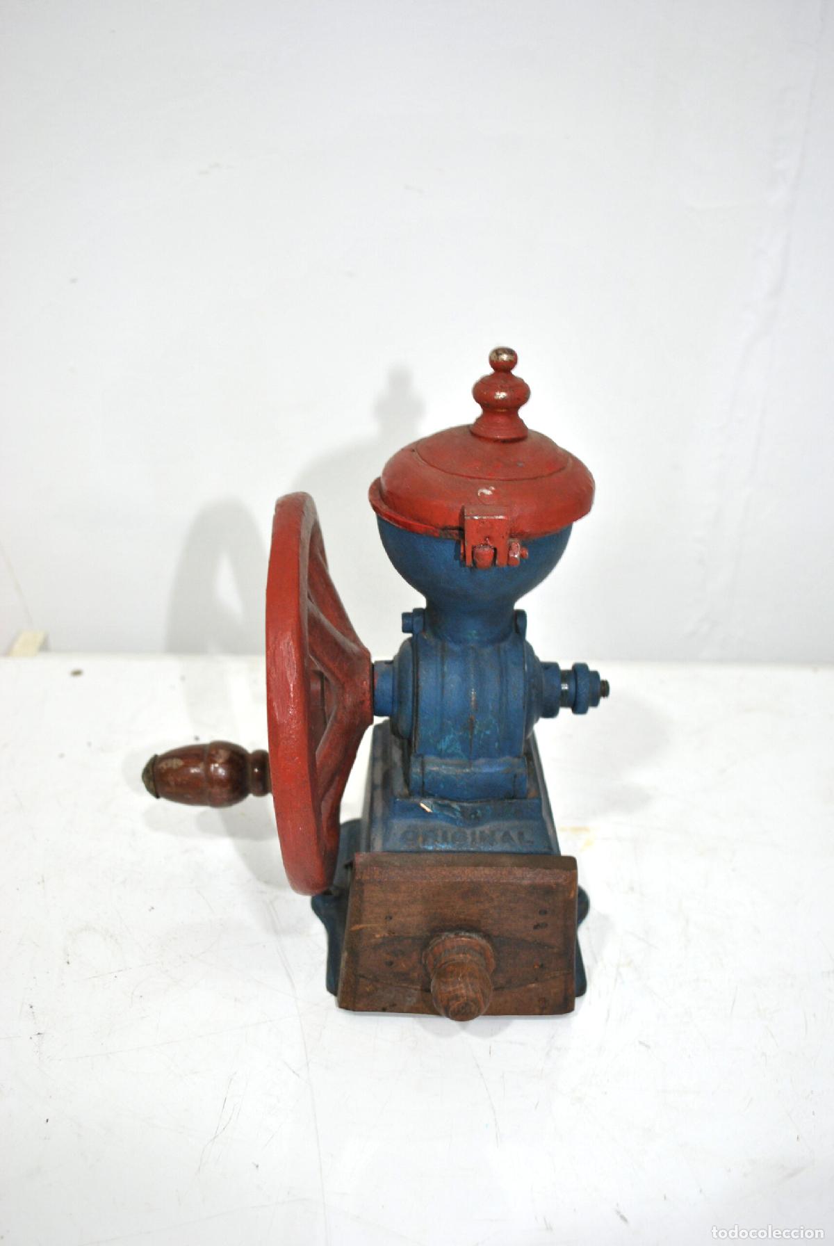 Antig&uuml;edades: Molinillo de caf&eacute; pintado azul y rojo