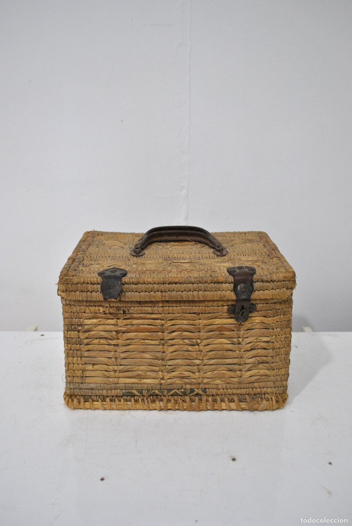 Antig&uuml;edades: Cesto o malet&iacute;n antiguo de esparto y mimbre