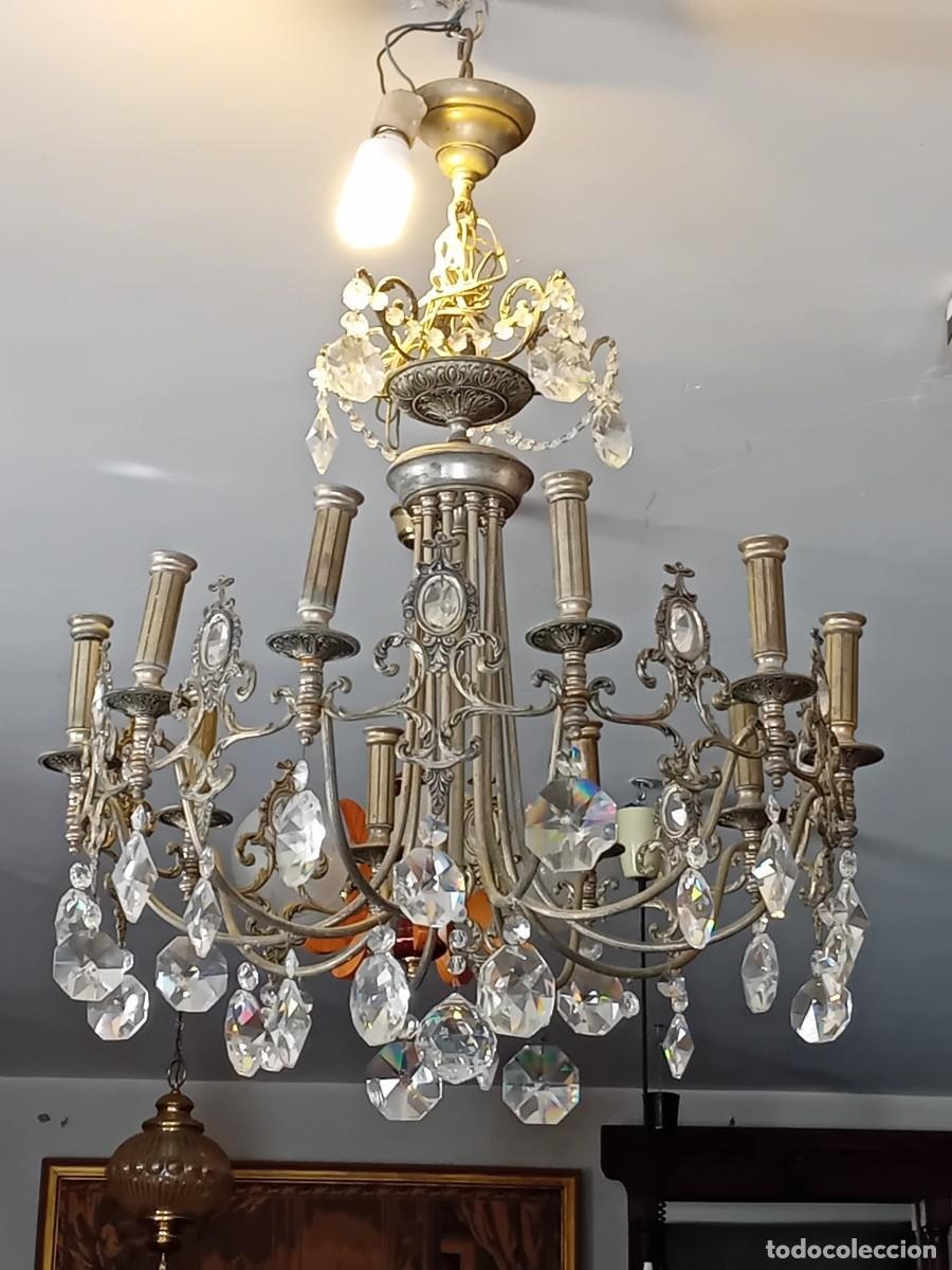 Antig&uuml;edades: L&aacute;mpara antigua de bronce con cristales instalada