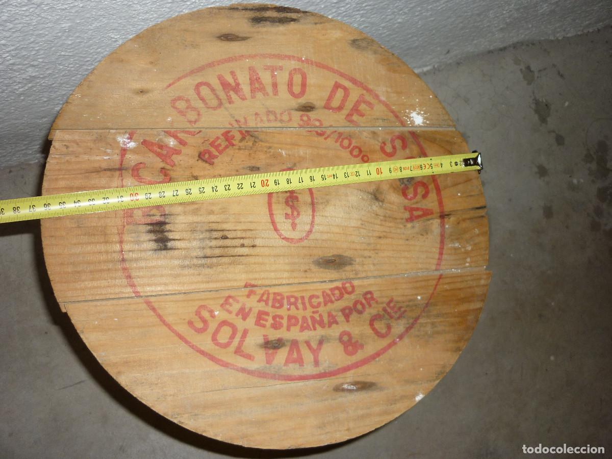 Antiquit&eacute;s: TAPADERA MADERA DE BICARBONATO DE SOSA - SOLVAY - A&Ntilde;OS 60 - CON SELLO -