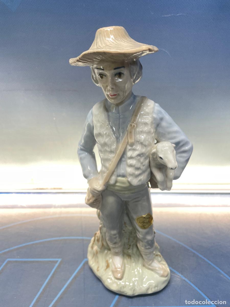Antig&uuml;edades: Porcelana Casades, Hombre sosteniendo una oveja 29 cm altura