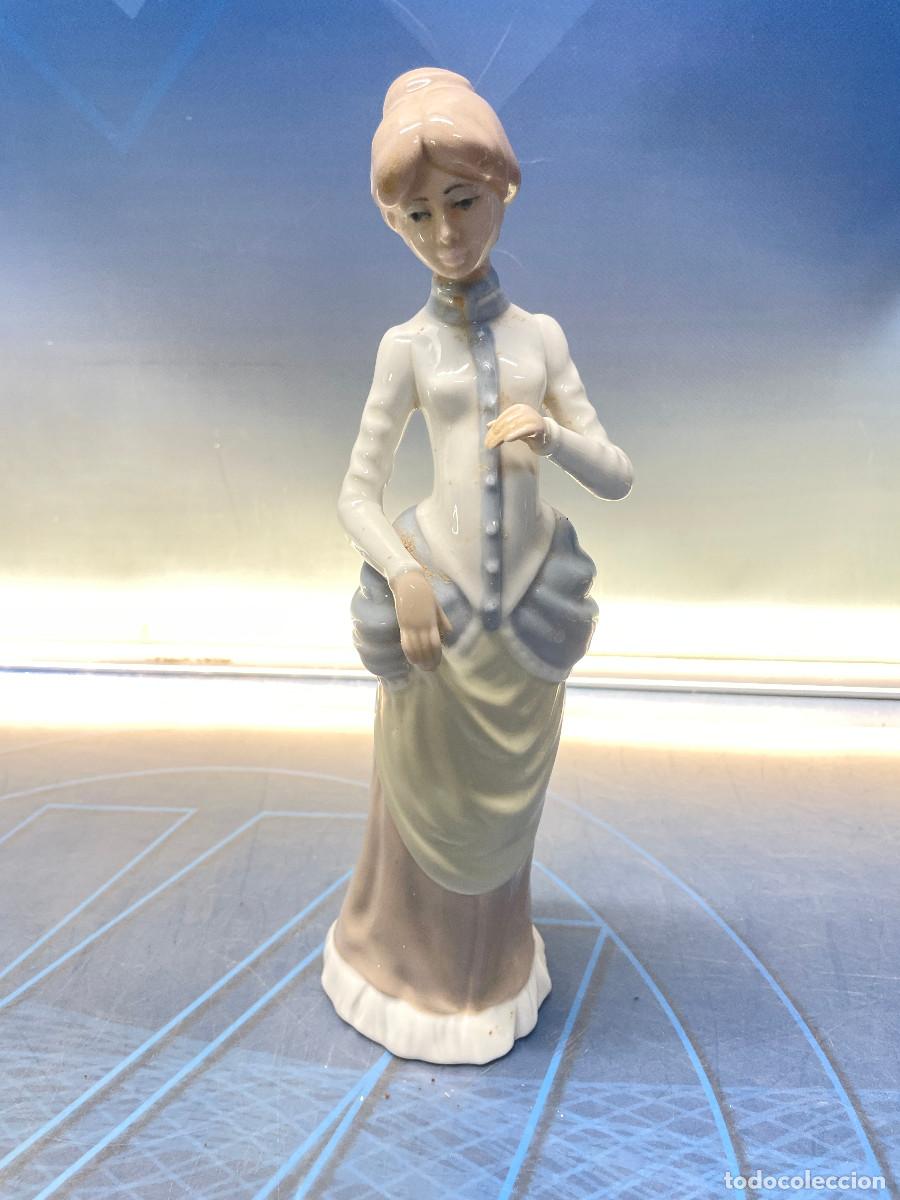 Antig&uuml;edades: Porcelana Casades, Mujer Posando 30 cm altura