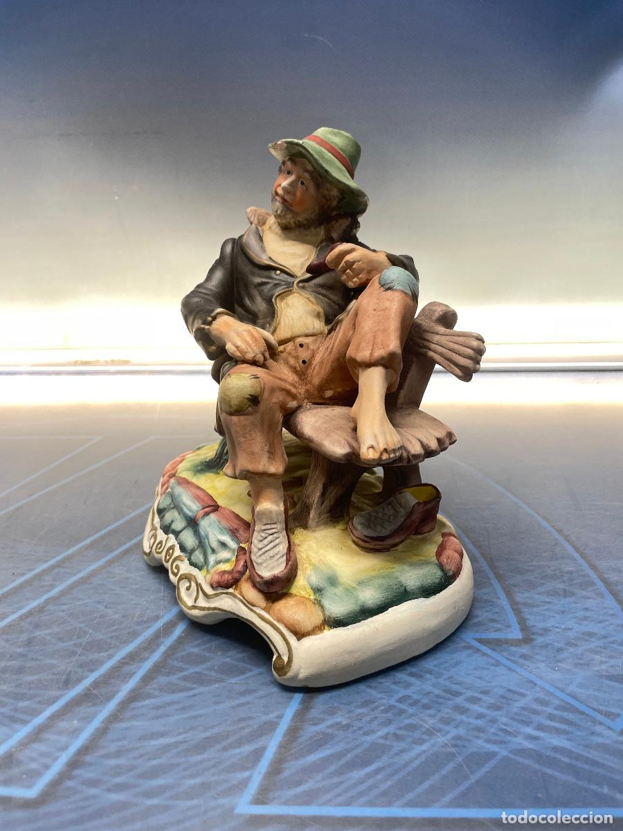 Antig&uuml;edades: Porcelana Casades, Hombre sentado sin un zapato 22 cm altura