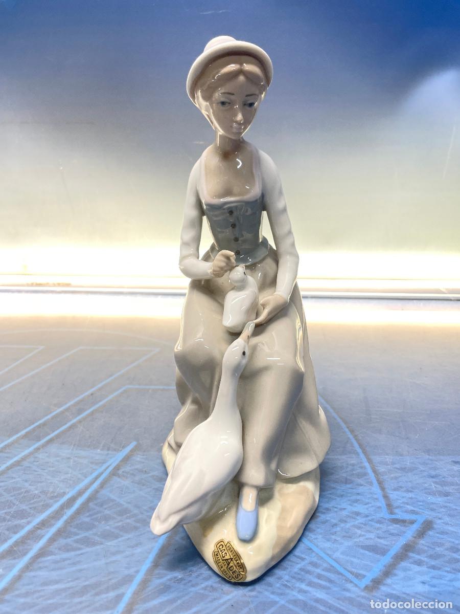 Antig&uuml;edades: Porcelana Casades, Mujer sentada dando de comer a patos 24 cm altura