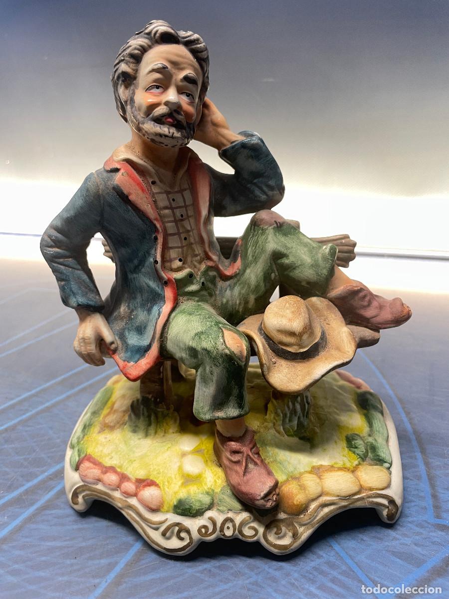 Antig&uuml;edades: Porcelana Casades, Hombre con sombrero sentado posando 22 cm altura