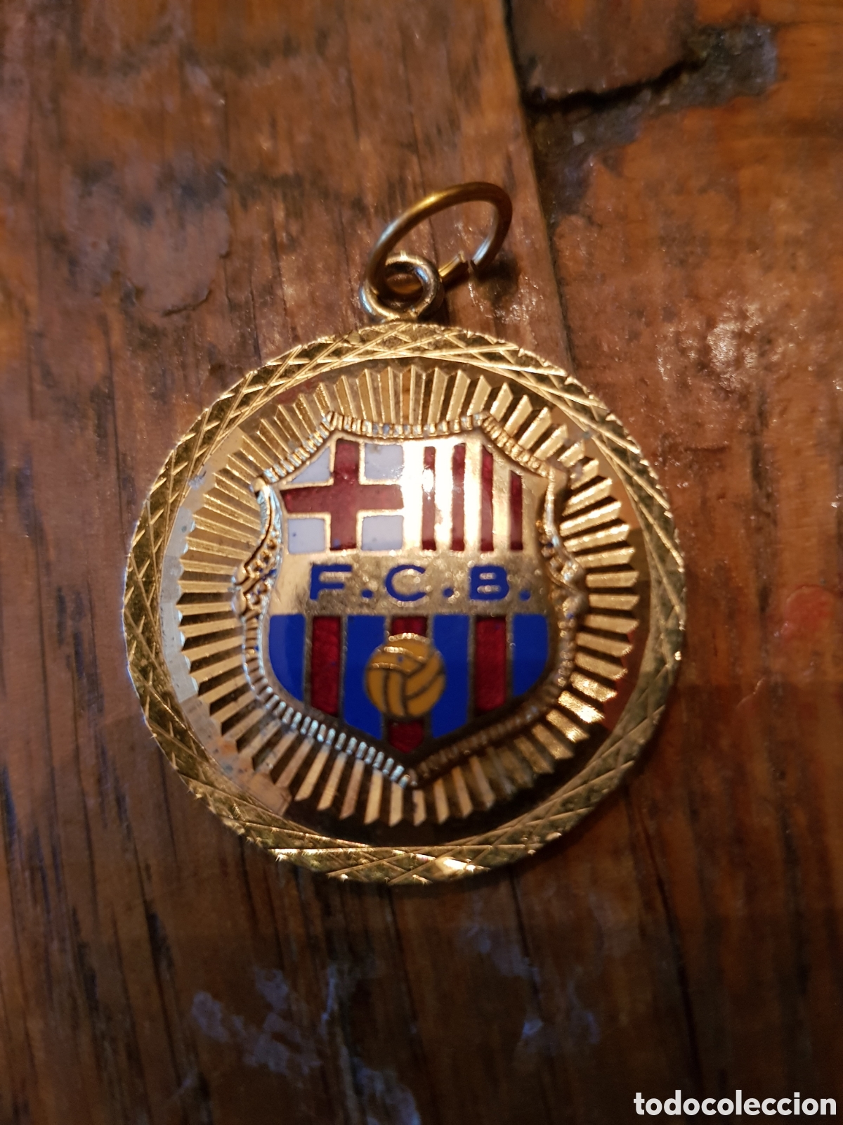 Antig&uuml;edades: ANTIGUA MEDALLA ESMALTADA DEL BARCELONA.