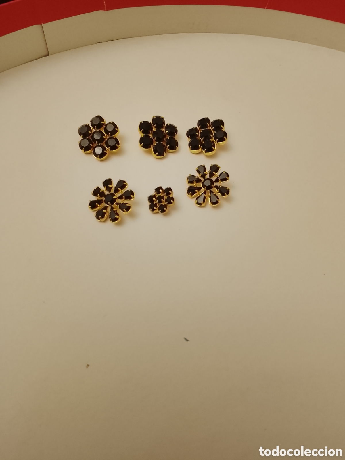 Antig&uuml;edades: Lote de 6 botones de metal dorado y adornados con pedrer&iacute;a tipo azabache . Leer descripci&oacute;n.