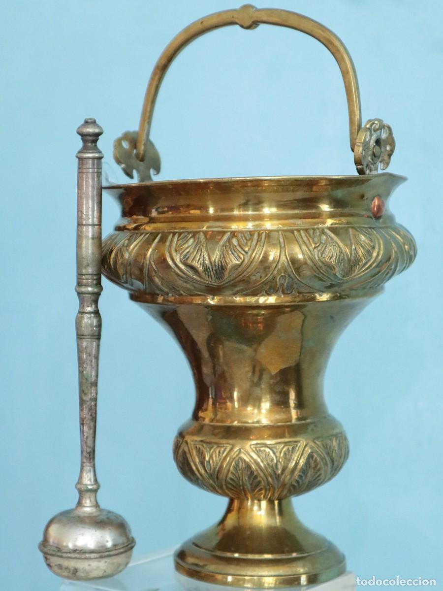 Antig&uuml;edades: Acetre e hisopo lit&uacute;rgicos elaborados en metal dorado y metal plateado. Siglo XIX.