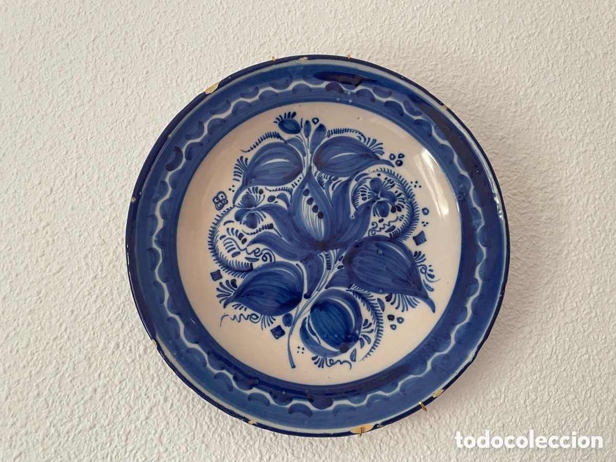 Antig&uuml;edades: Plato cer&aacute;mica espa&ntilde;ola azul y blanco tulipanes, firmado, marca B.A.E., pp. s. XX, 31 cm
