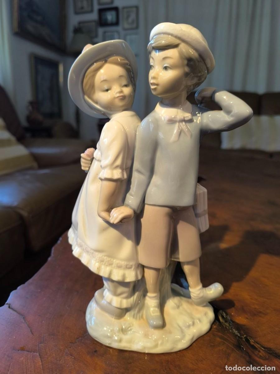 Antig&uuml;edades: Figura en porcelana de Lladr&oacute;. Galanteo infantil de Vicente Mart&iacute;nez 26 CM