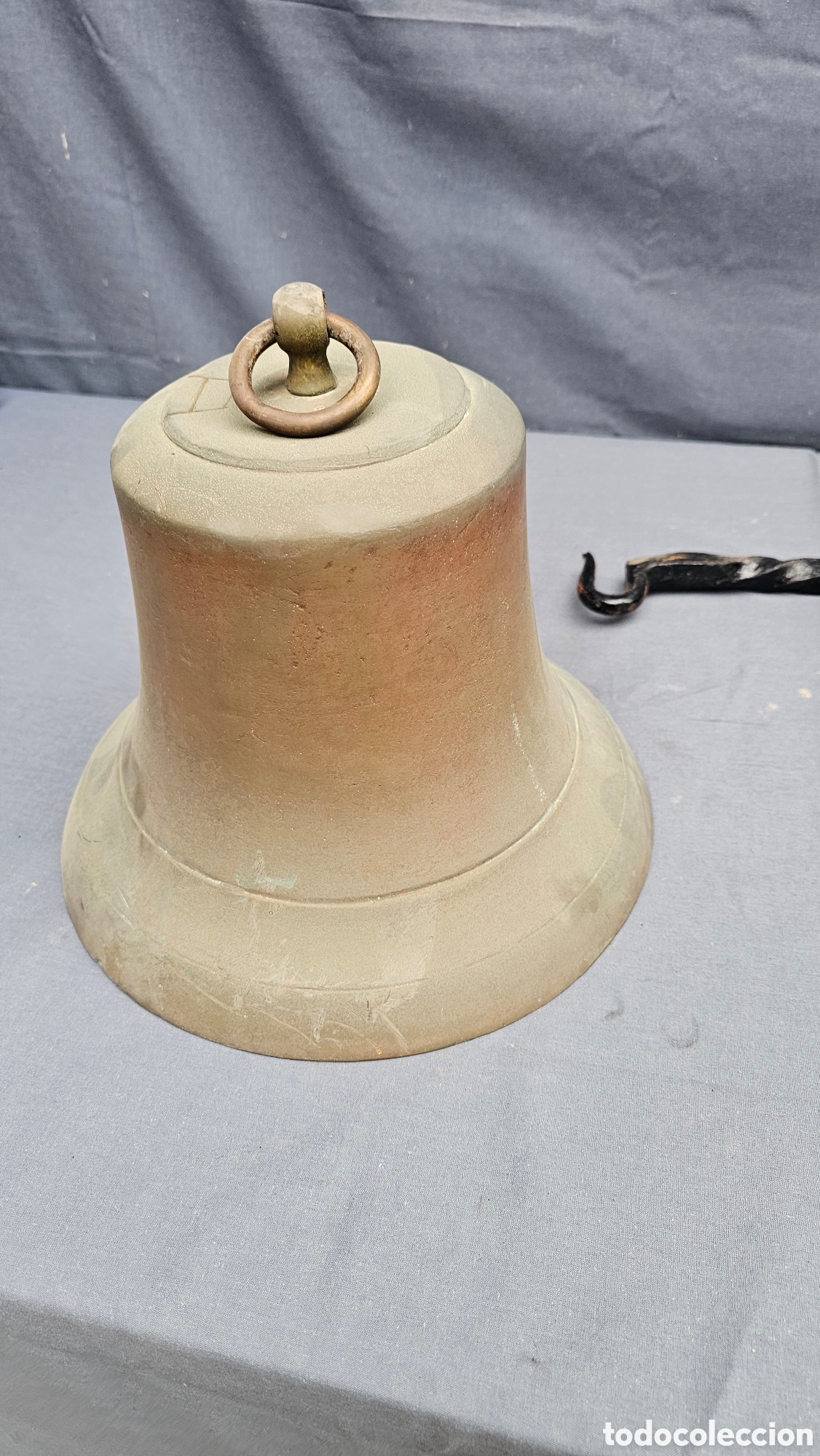 Antiquit&eacute;s: Campana grande de bronce 11 kilos con soporte de forja para colgar en pared
