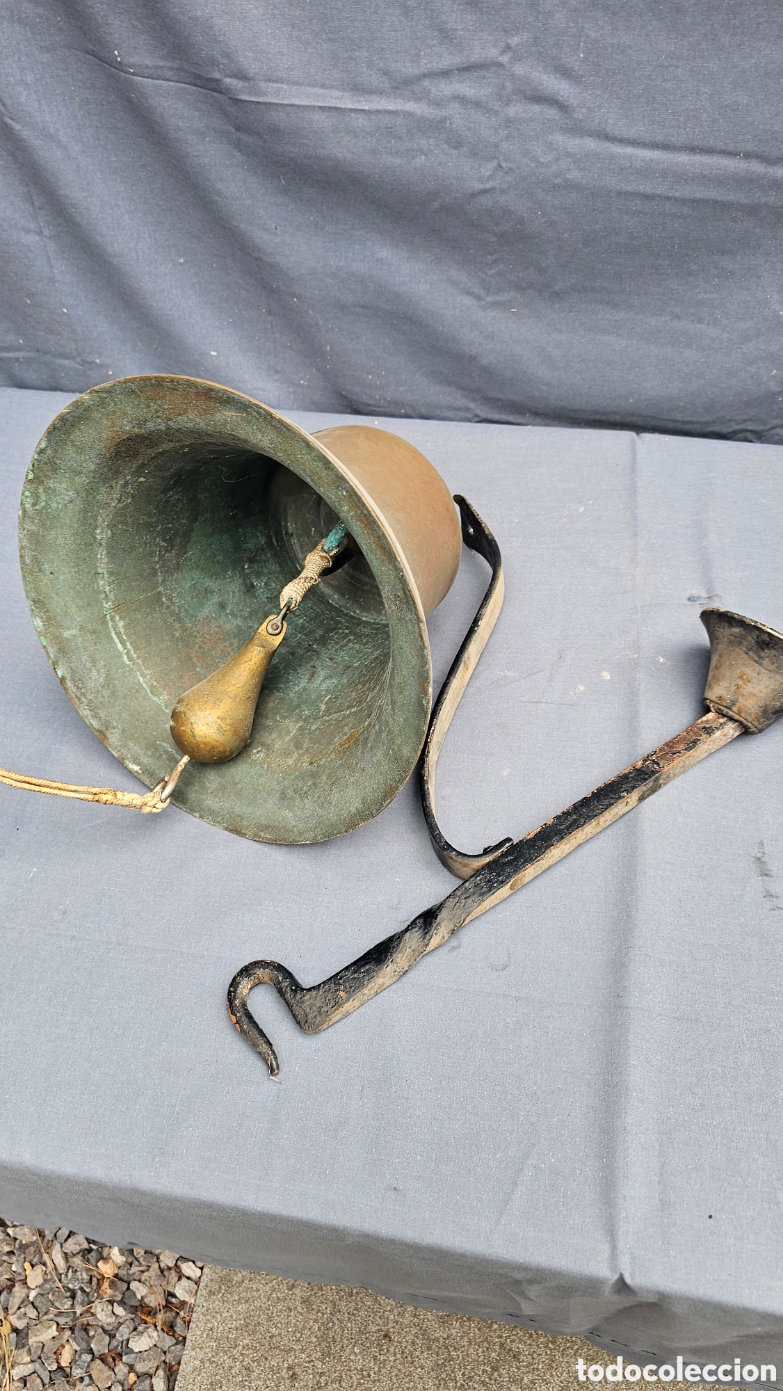 Antig&uuml;edades: Campana grande de bronce 11 kilos con soporte de forja para colgar en pared