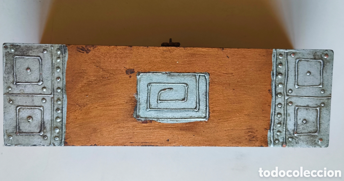 Antig&uuml;edades: Caja decorativa artesanal de INDIA, de madera con apliques met&aacute;licos,