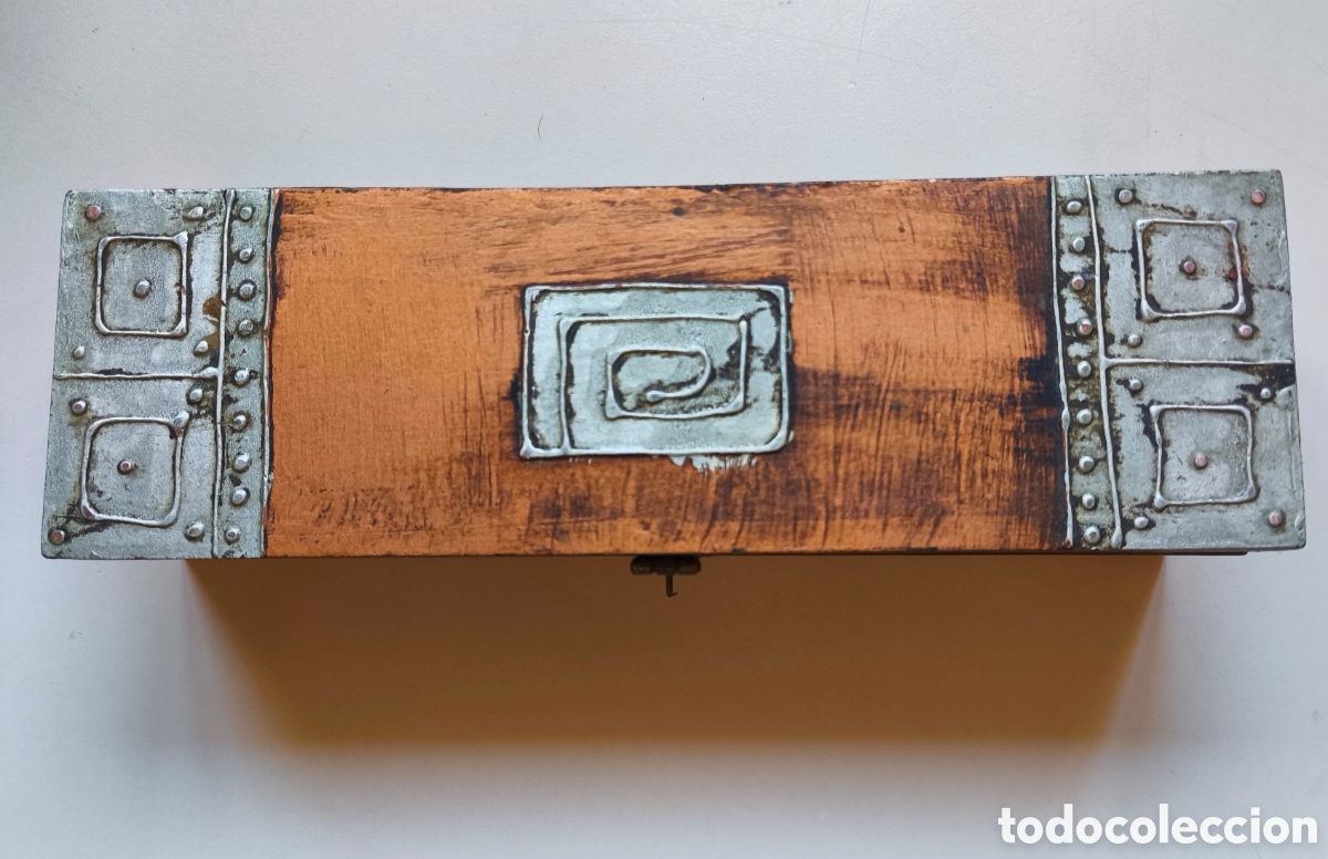 Antig&uuml;edades: Caja decorativa artesanal de INDIA, de madera con apliques met&aacute;licos,
