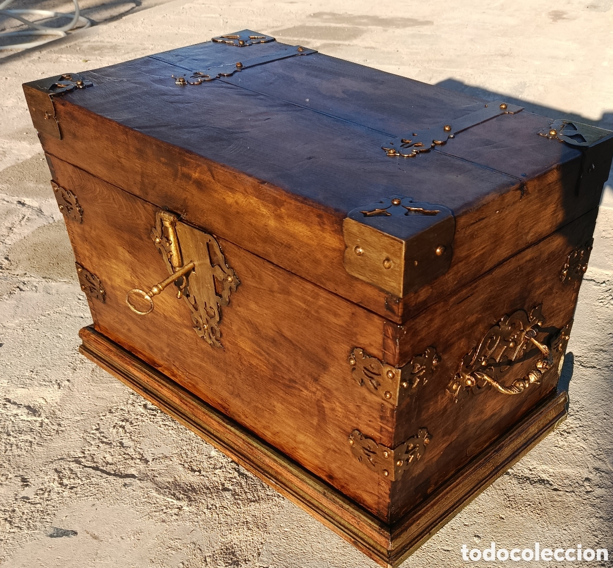 Antig&uuml;edades: Cofre de madera antig&uuml;o - Foto 2