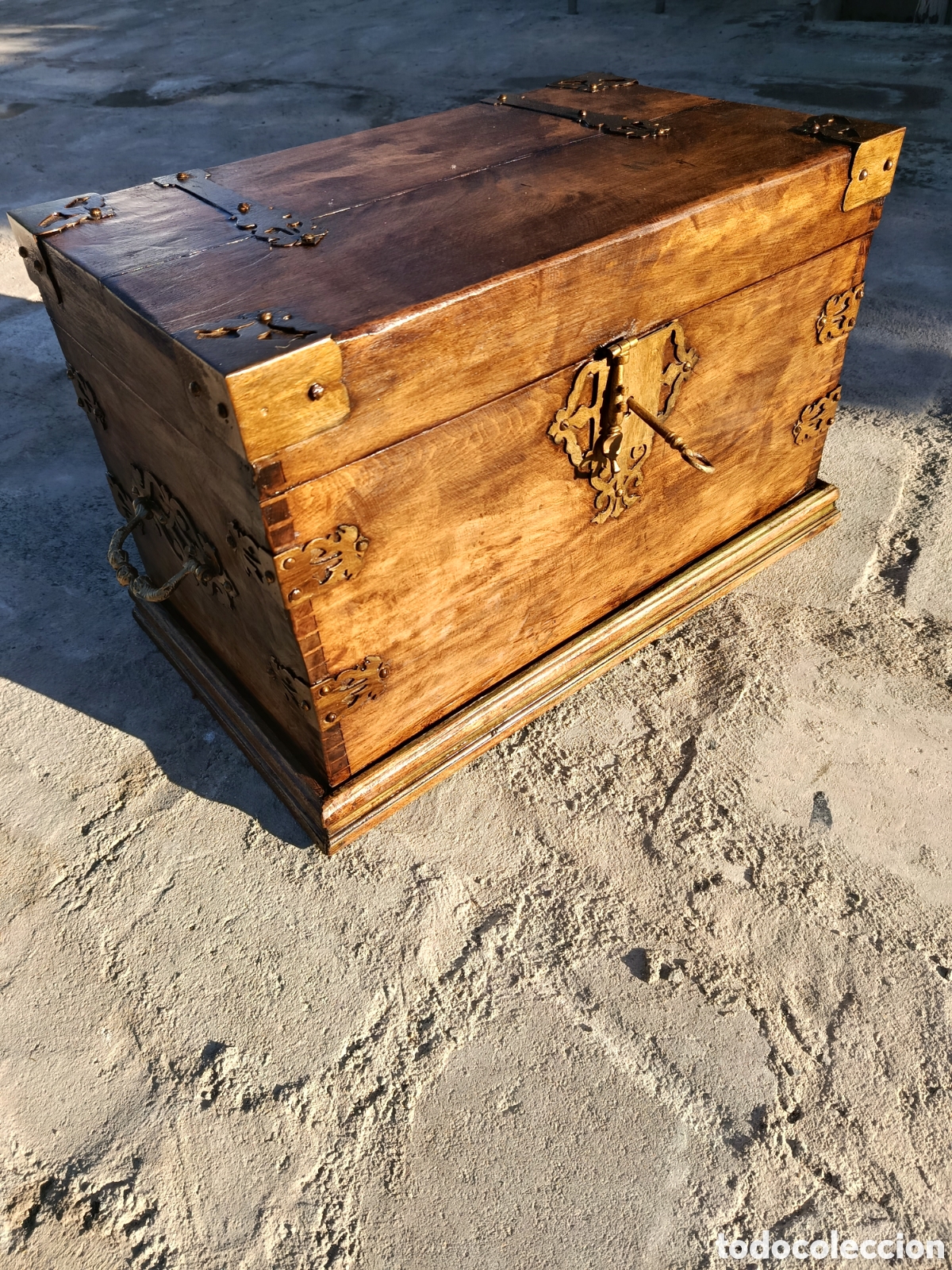 Antig&uuml;edades: Cofre de madera antig&uuml;o
