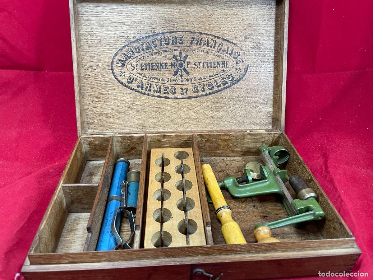 Antig&uuml;edades: Antigua Caja De Caza Con &Uacute;tiles De Recarga Manufrance St. Etienne. Madera Muy Buen Estado. artuchos