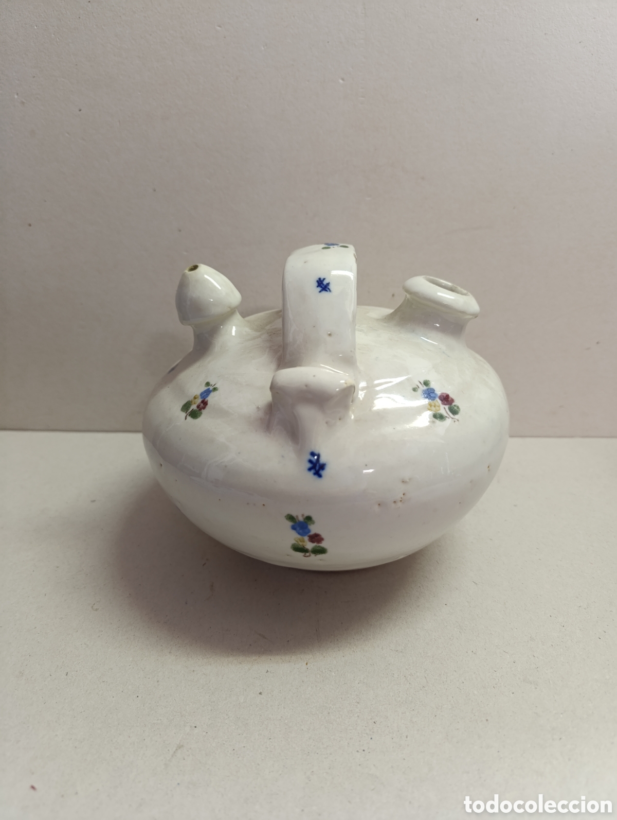 Antig&uuml;edades: BOTIJO DE CERAMICA, POSIBLEMENTE MANISES. EN BLANCO VON DETALLES VEGETALES.