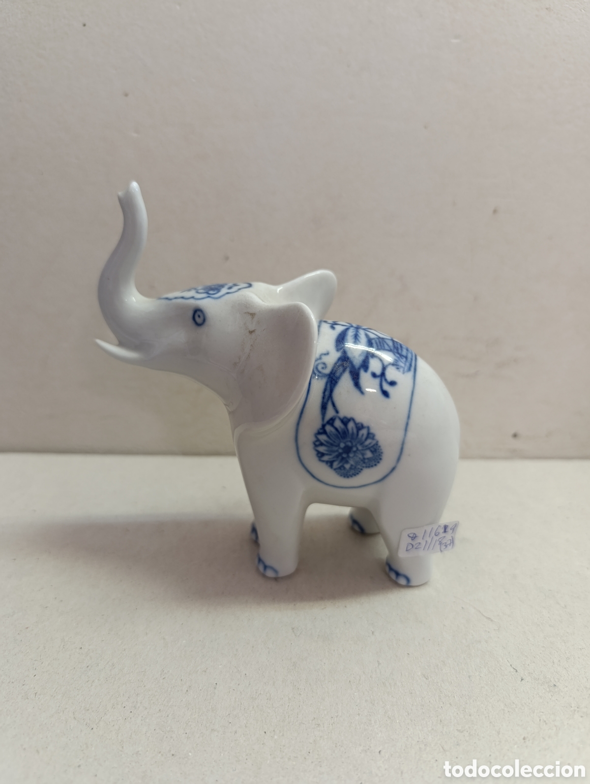 Antig&uuml;edades: ELEFANTE DE PORCELANA BOHEMIA. EN BLANCO. CON DETALLES EN BLANCO.
